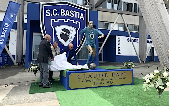 Joseph, frère de Claude Papi, Mady, sa veuve et Jo Bonavita ont dévoilé la statue de bronze de l'icone du Sporting : Claude Papi.