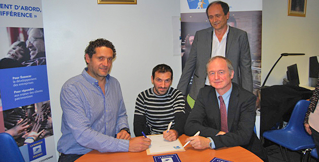 Légende photo: 13 Yvan FRANCHI Directeur de l'Adie de Corse, Stéphane DESANTI nouveau bénéficiaire de l'Adie,  André TABONI Représentant Territorial de La Banque Postale Corse-Méditerrané. A l'arrière de la photo debout Philippe de Batz Directeur d'Etablissement du bureau de poste d'Ajaccio Salines