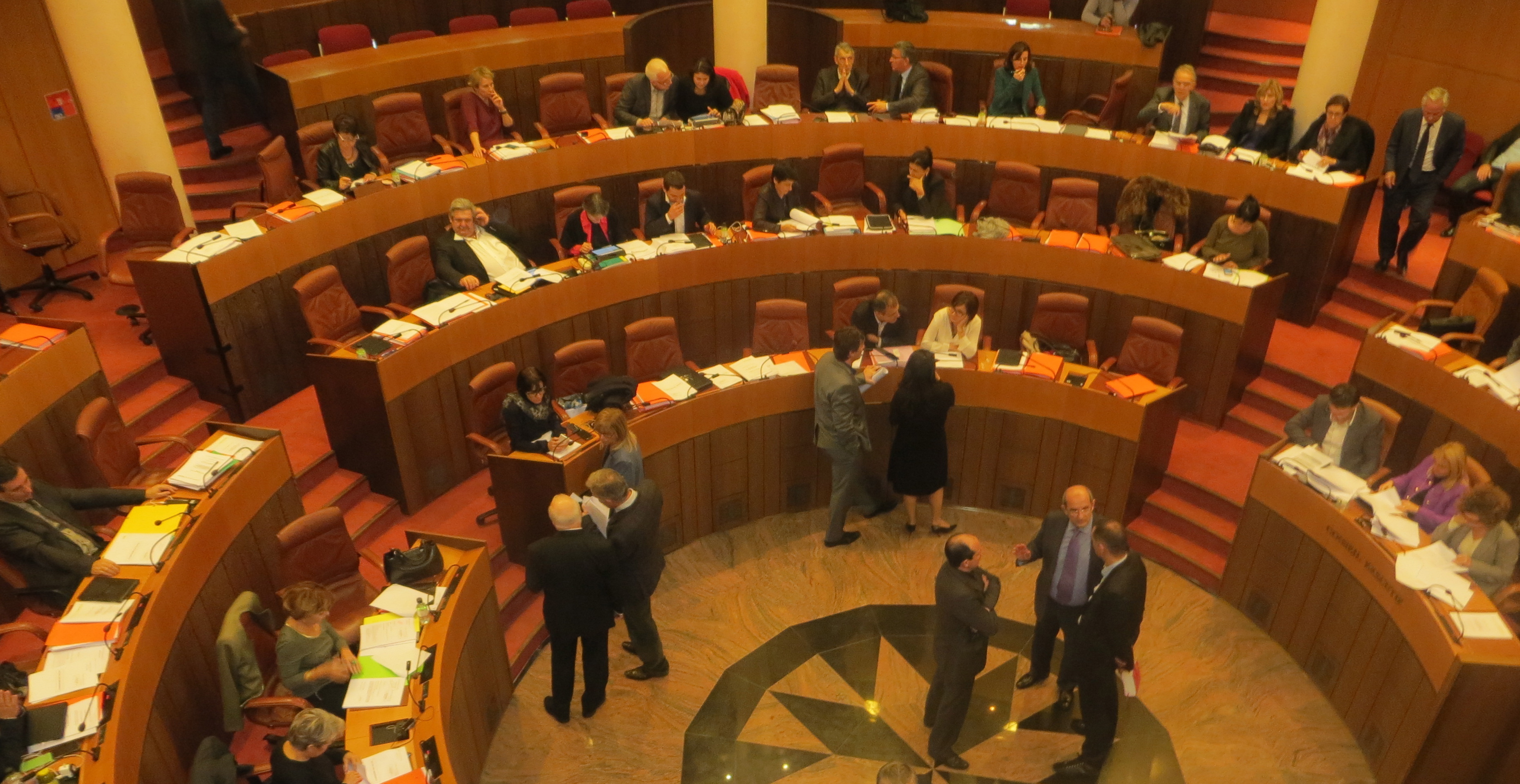 Les conseillers territoriaux dans l'hémicycle de l'Assemblée de Corse.