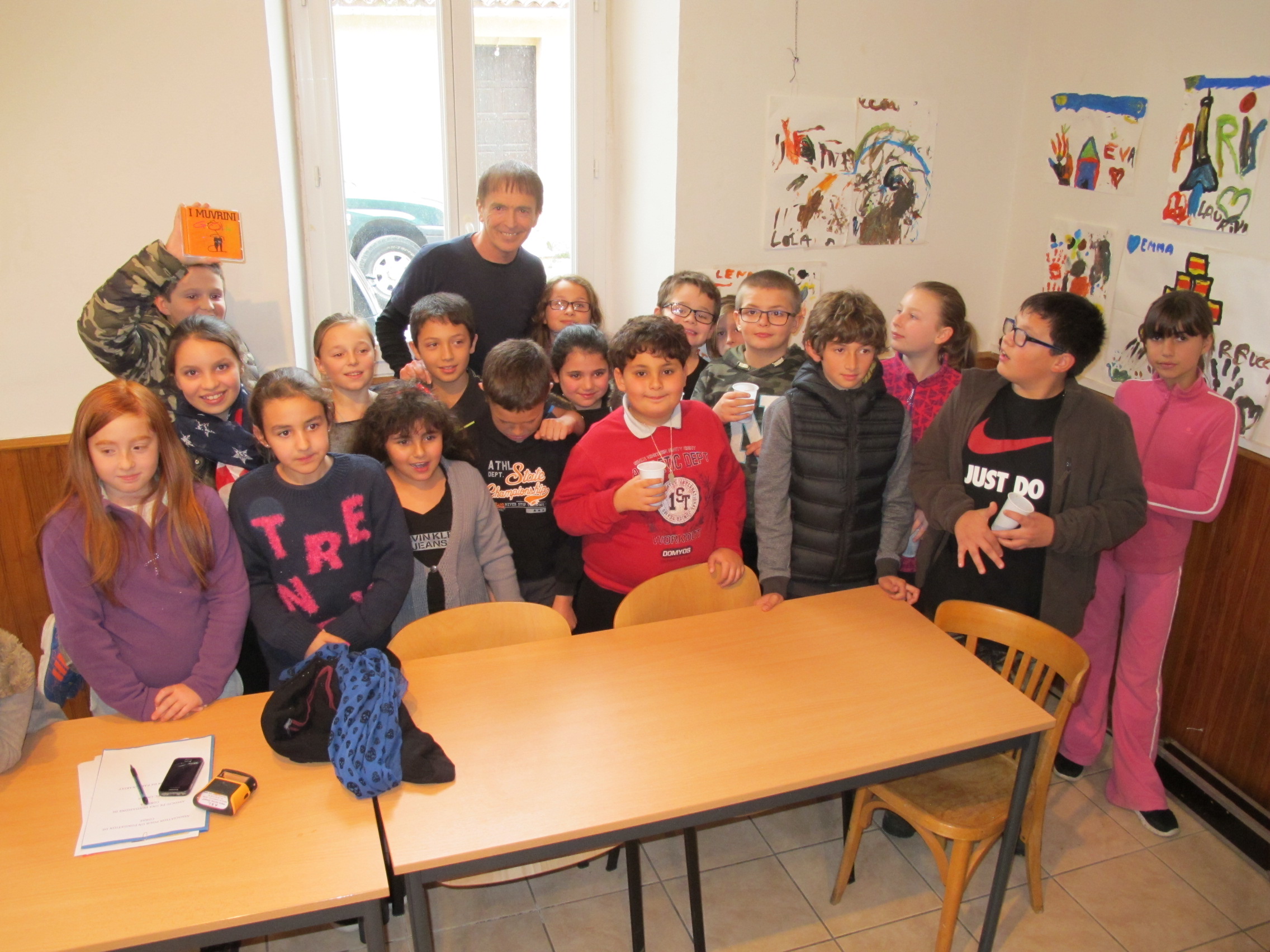 Jean-François Bernardini avec les enfants de Carbuccia