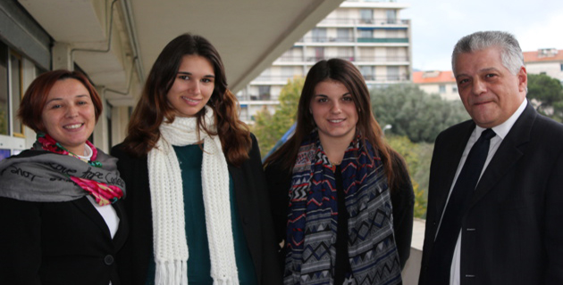 Les élèves des BTS NRC et Assistant Manager qui se sont occupées de l'organisation des festivités, accompagnées de leur professeur et du proviseur du lycée