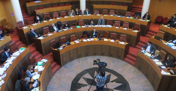 L'hémicycle clairsemé pendant le débat s'est rempli pour le vote.