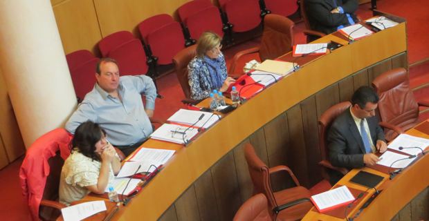 Etienne Bastelica, président du groupe Front de Gauche à l’assemblée de Corse, entouré de deux élues de son groupe.