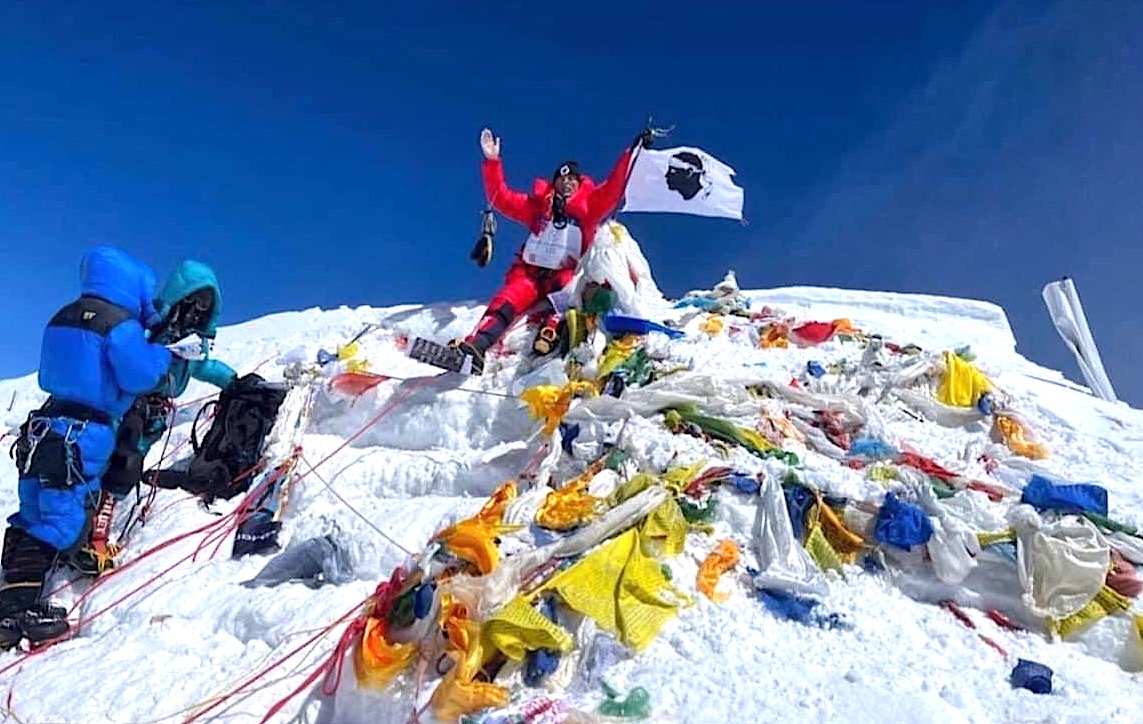 Un Bastiais pose la "Bandera" au sommet de l'Everest