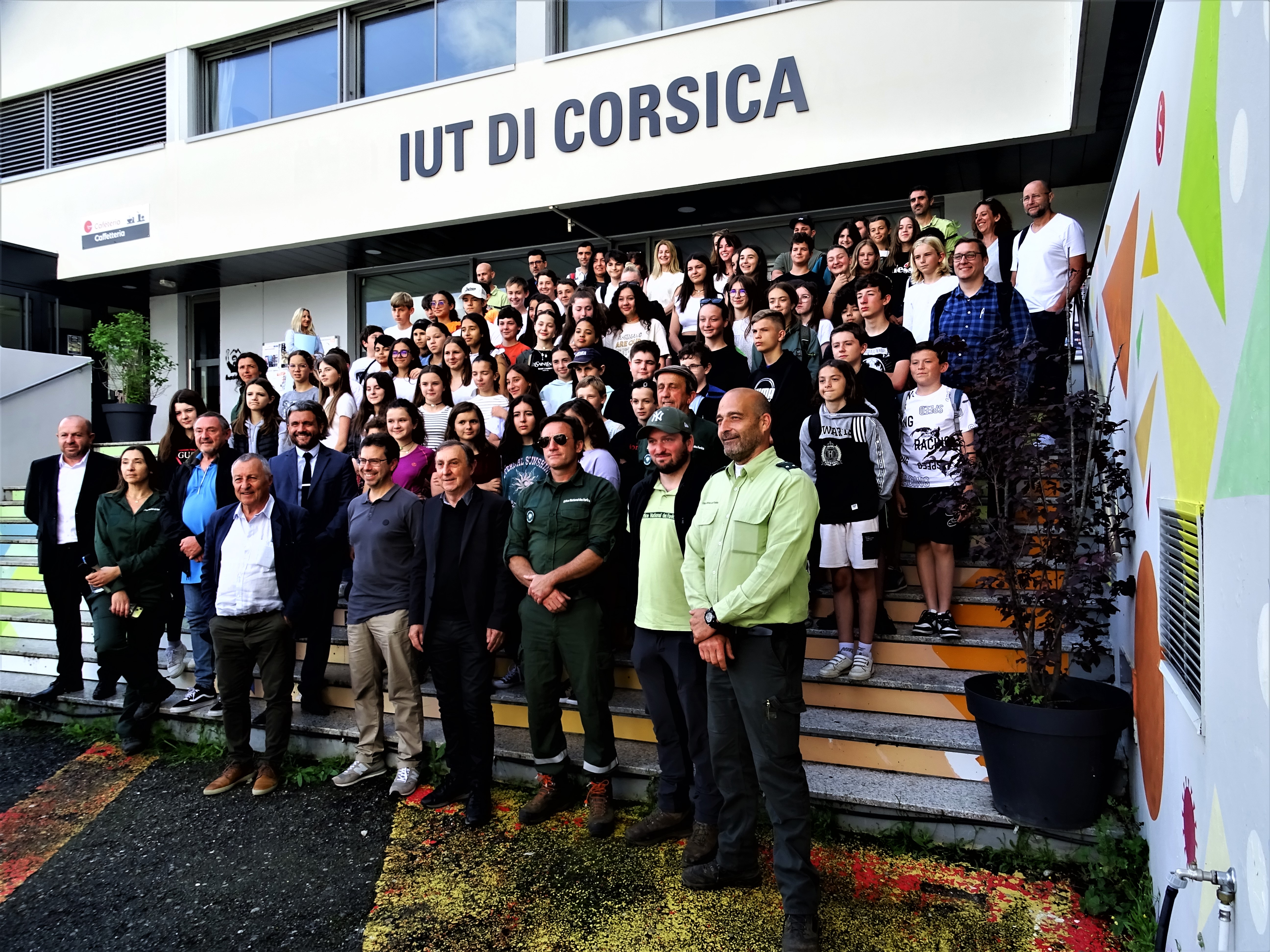 Les collégiens de Corte, du Fium’Orbu et d’Ajaccio et tous les partenaires de l'opération (Photo ,Mario Grazi)