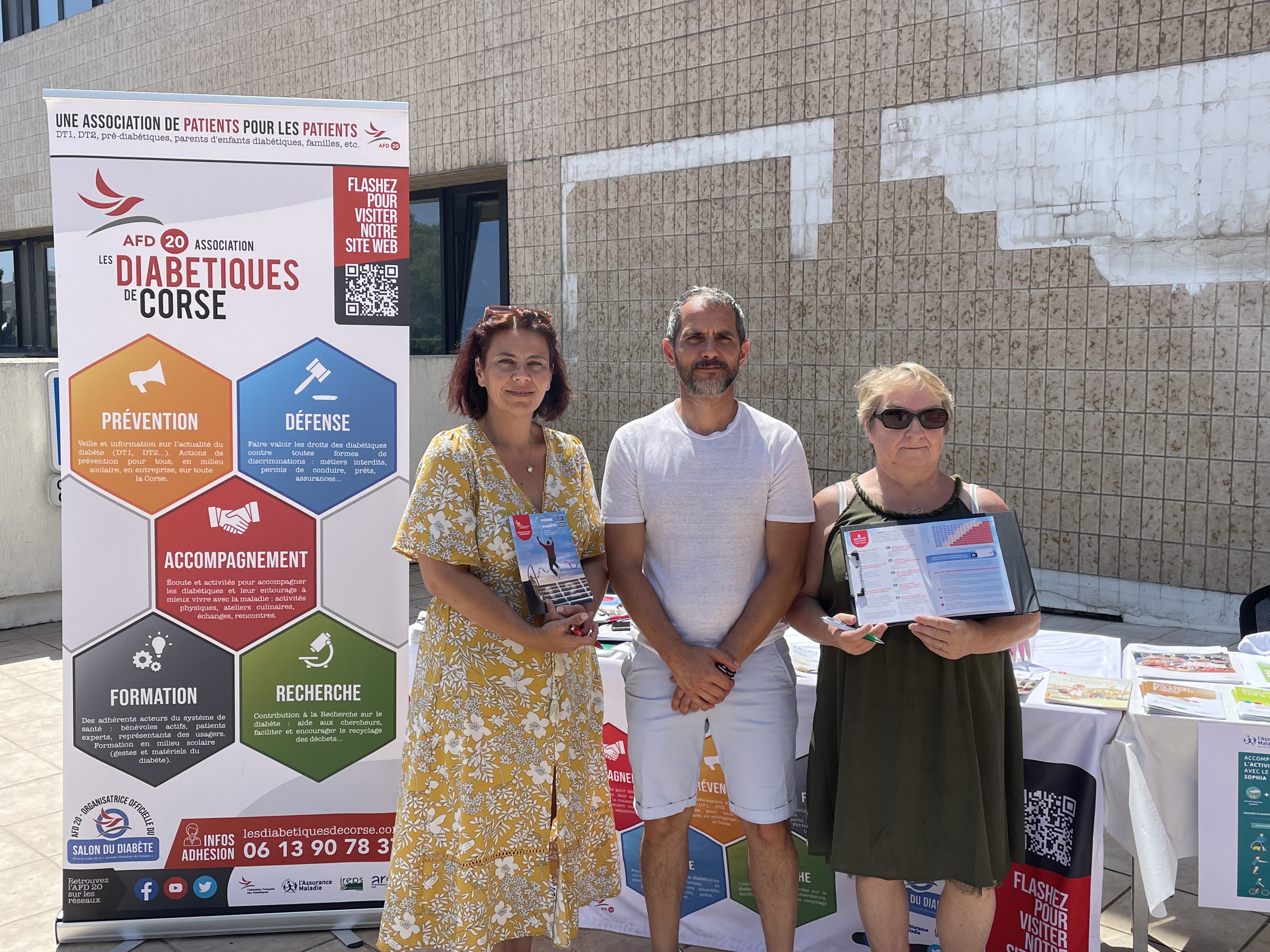 Audrey Maïnetti, la présidente de l'association des diabétiques de Corse, avec des bénévoles, lors de la semaine nationale de prévention du diabète à Bastia.