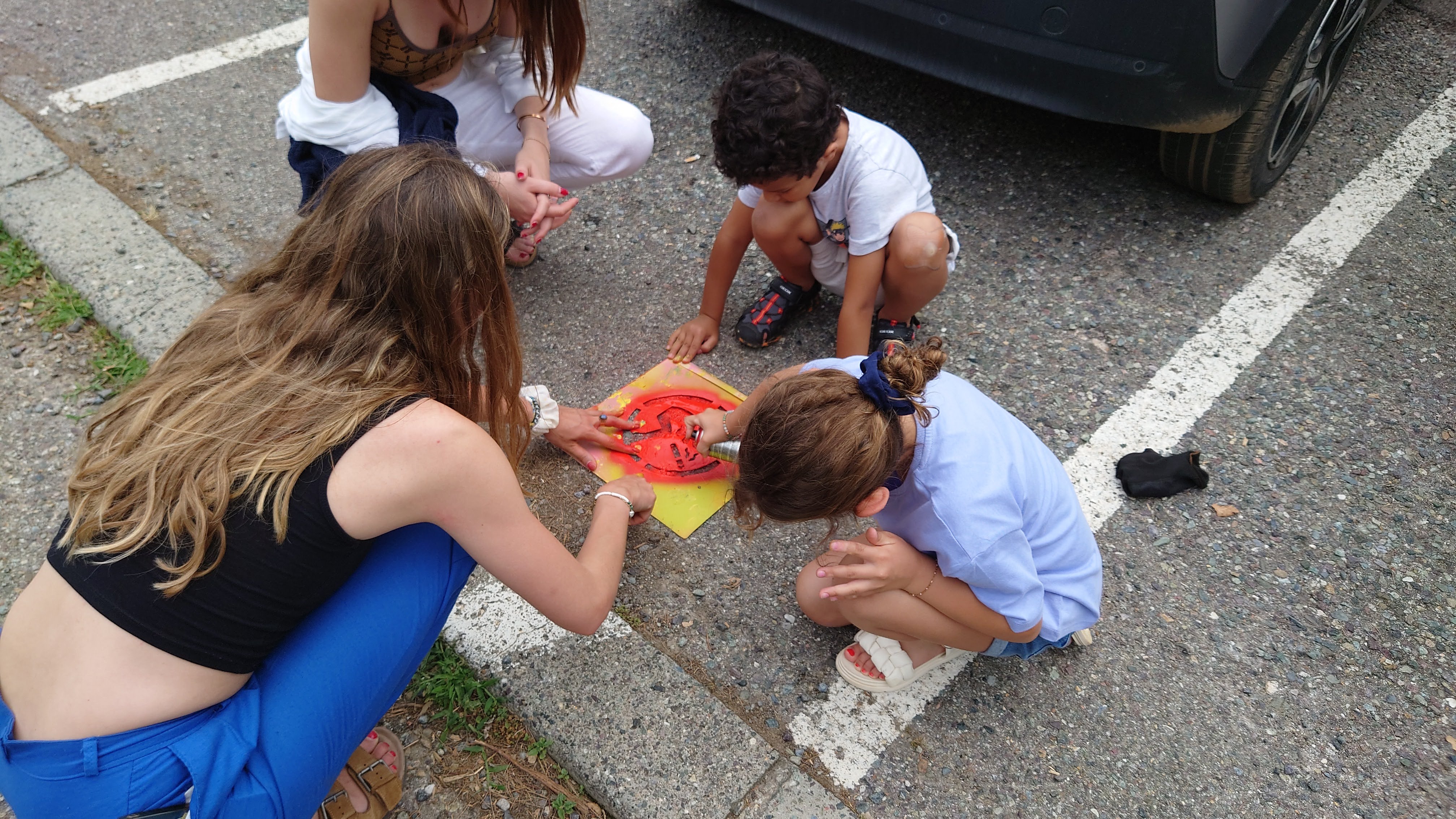 Les enfants ont pu taguer, des messages de prévention sur le parking situé derrière la mairie. (Photo - Alexandre Ugolini)