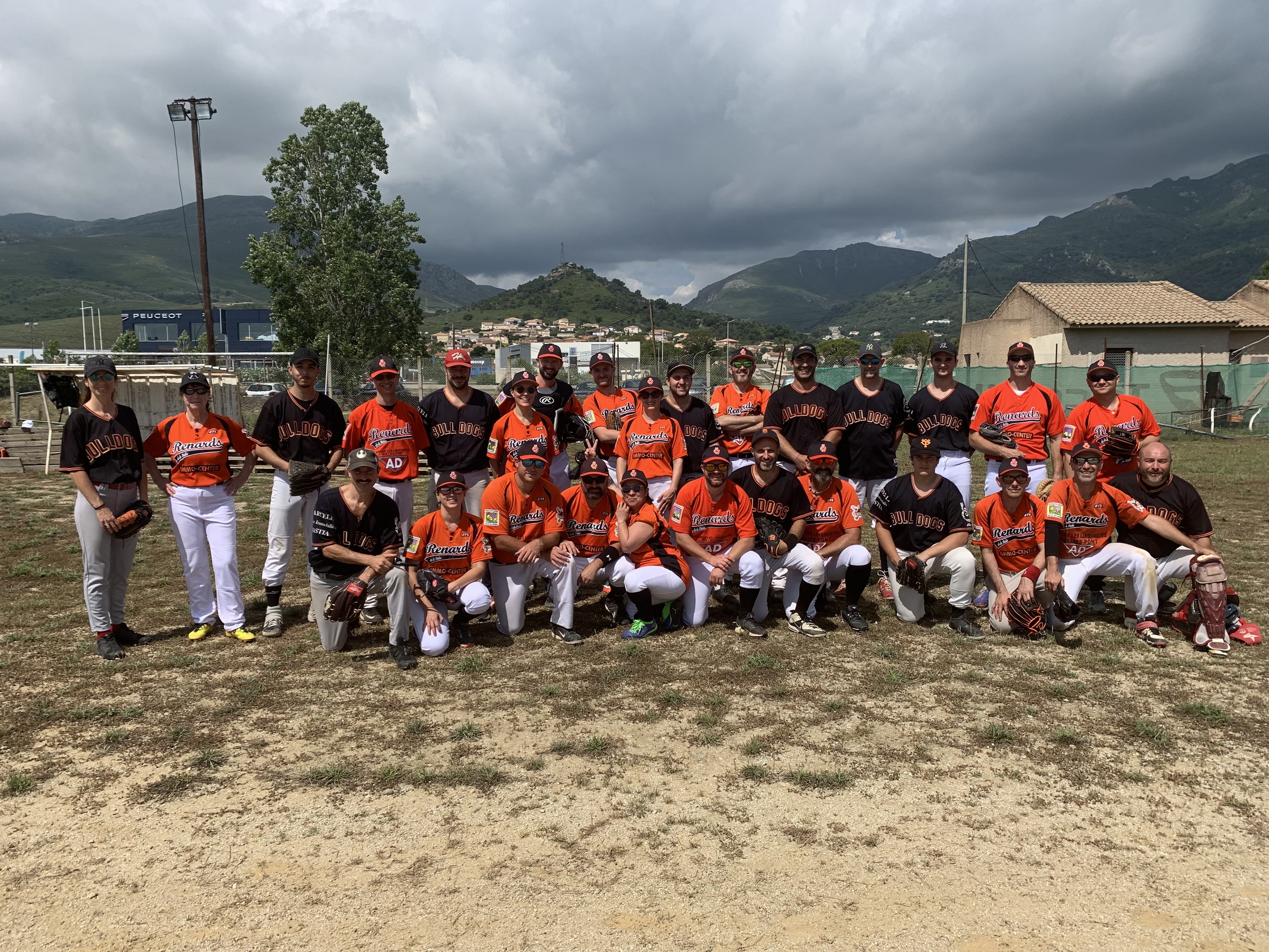 baseball ce week-end à Biguglia où Bulldogs bastiais (en noir) et Renards de La Vallée du Gapeau (orange) s'affrontent.
