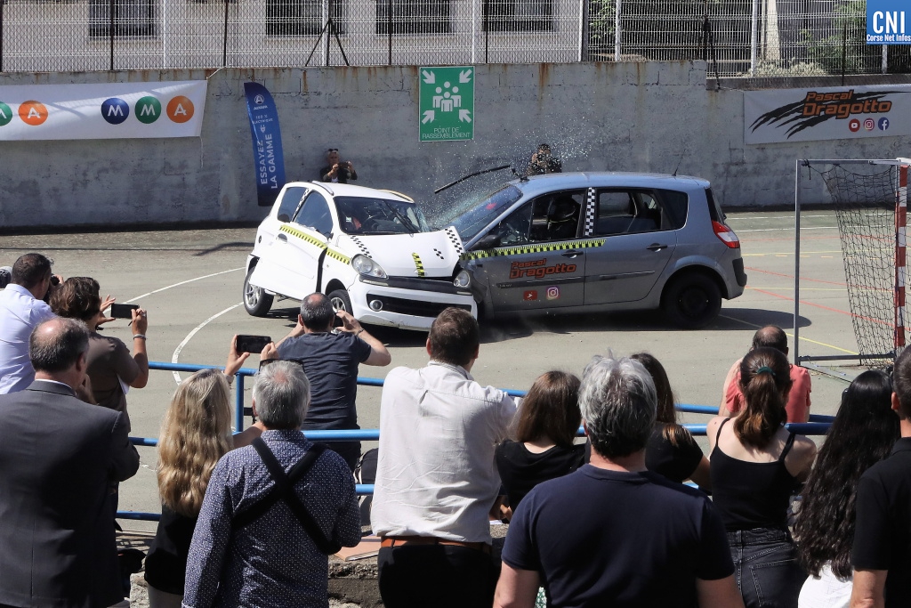 Le premier crash test de France à destination du public impliquant un véhicule léger contre une voiture sans permis était organisé ce lundi matin dans la cour du lycée Jules Antonini à Ajaccio (Photo : Michel Luccioni)