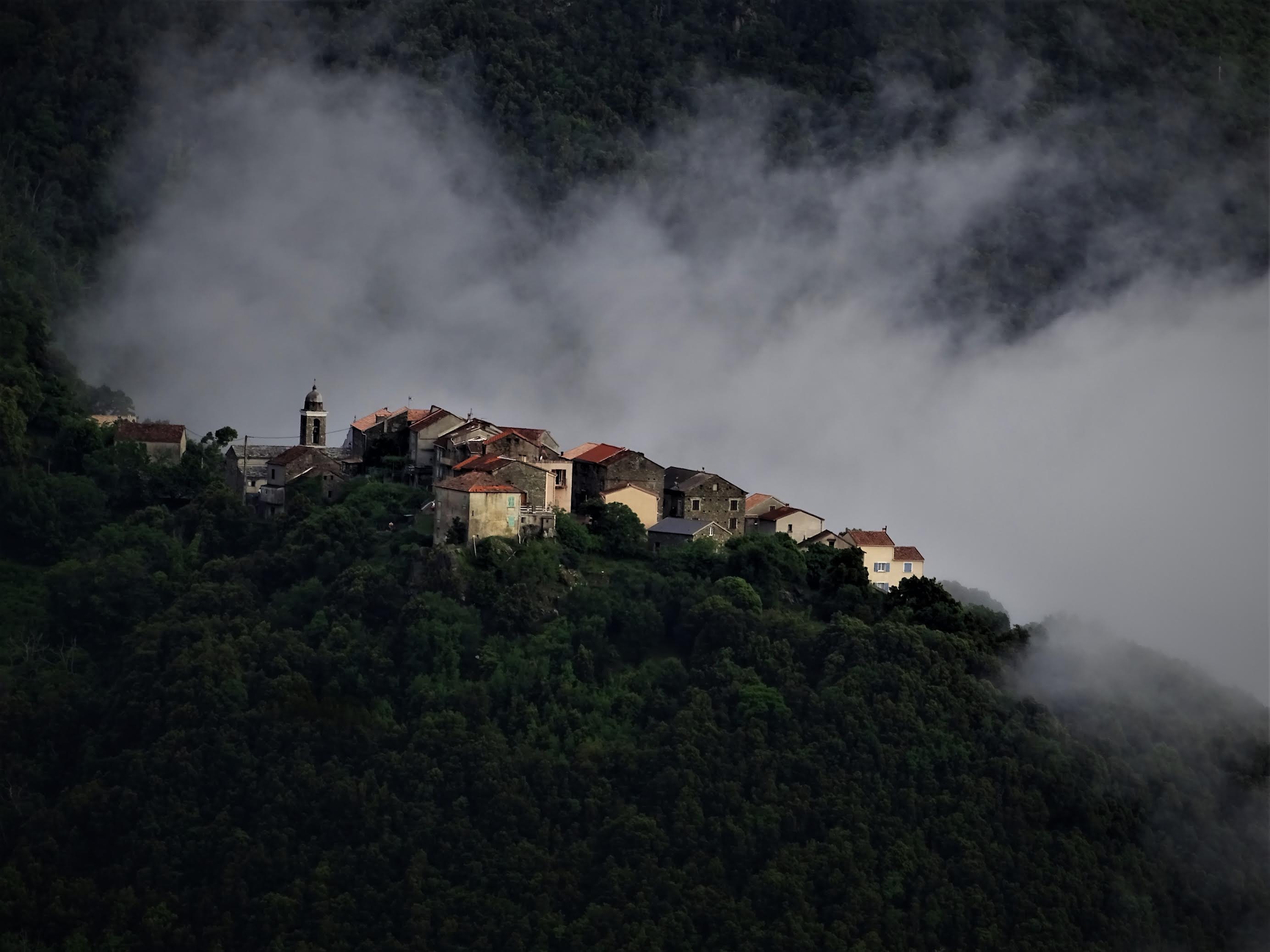 Le village de Focicchia ou A Fughjichja (en langue corse), dans le Boziu sous les nuages (Mario Grazi)