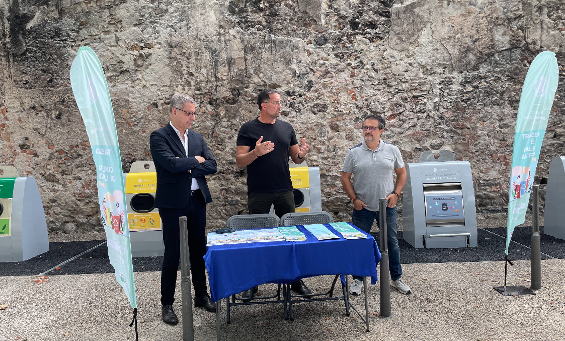 Le maire de Bastia, Pierre Savelli, le président de la communauté d'agglomération de Bastia, Louis Pozzo di Borgo et Jean-Charles Leonardi, vice-président de la CAB en charge de la gestion des déchets, présentent les nouveaux conteneurs semi-enterrés de la citadelle.