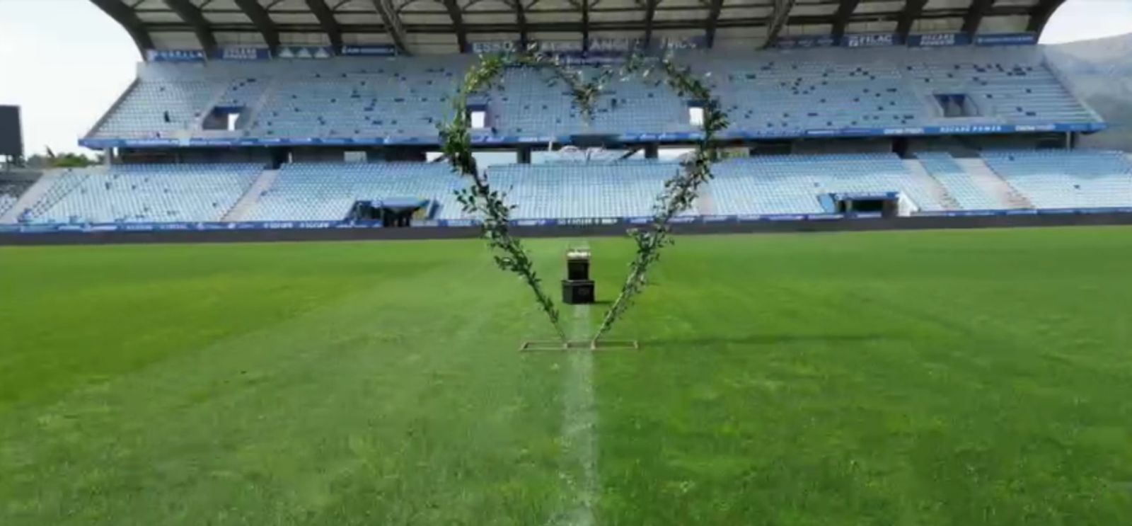 Un exemple de demande en mariage sur la pelouse du stade Armand-Cesari.