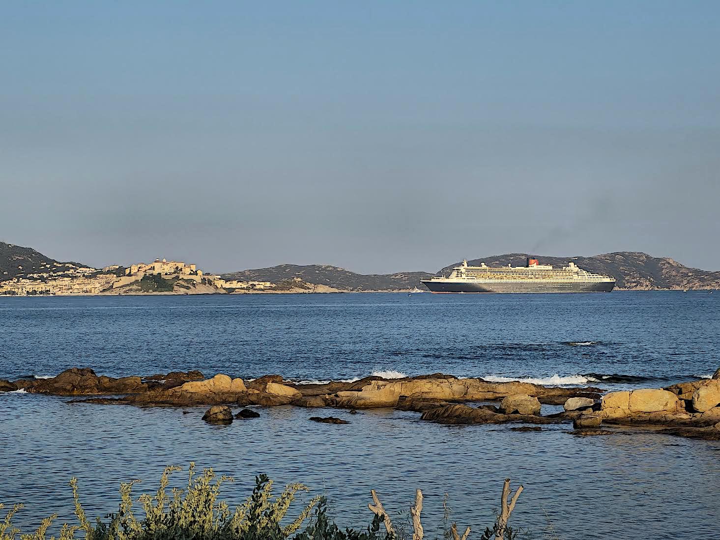 Le Queen Mary 2 dans la baie de Calvi (Photo Arnaud Crettaz)