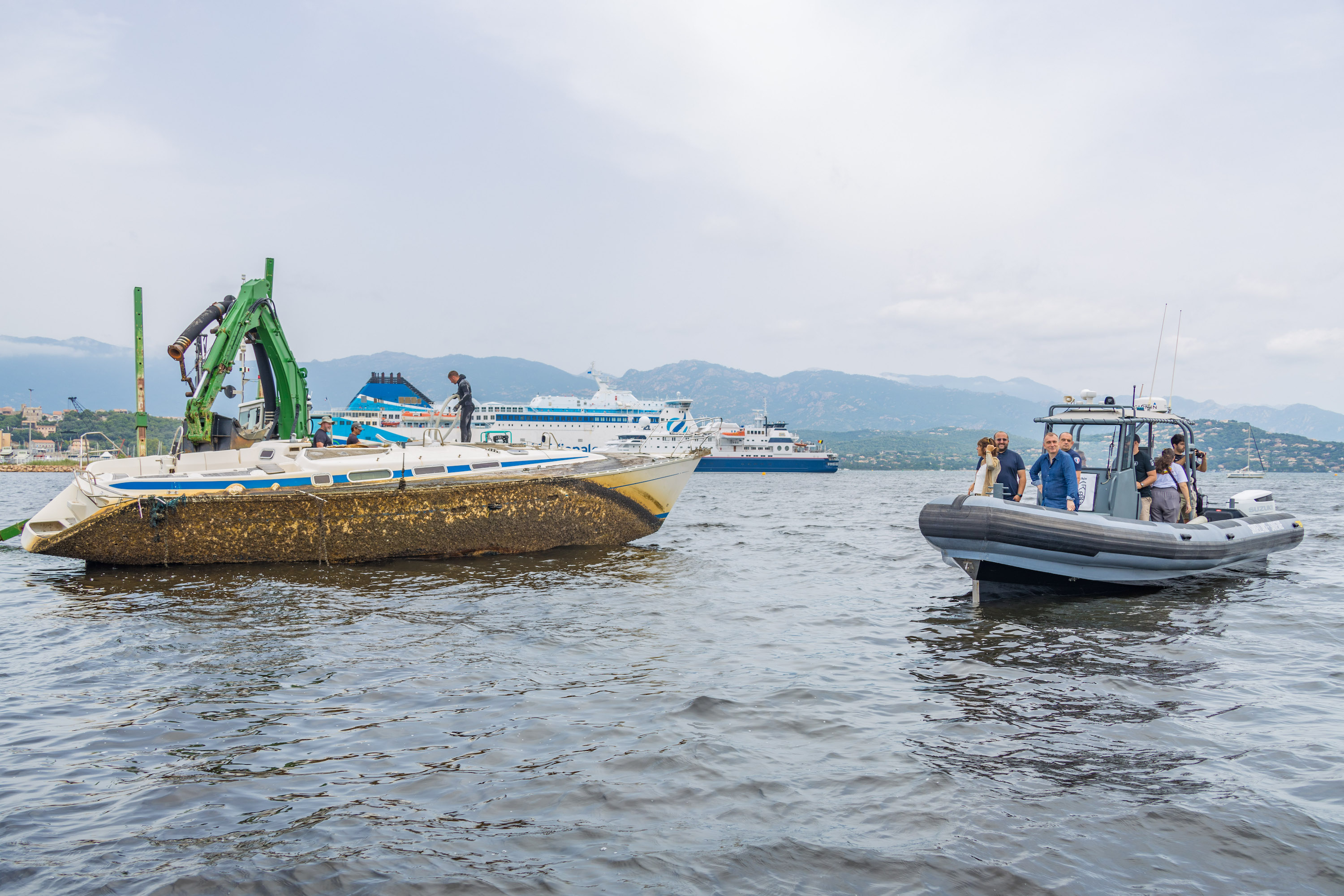 La ville de Porto-Vecchio s'a diligenté une opération d'enlèvement d'épaves abandonnées dans son golfe depuis de nombreuses années (Photo : cità di Portivechju)