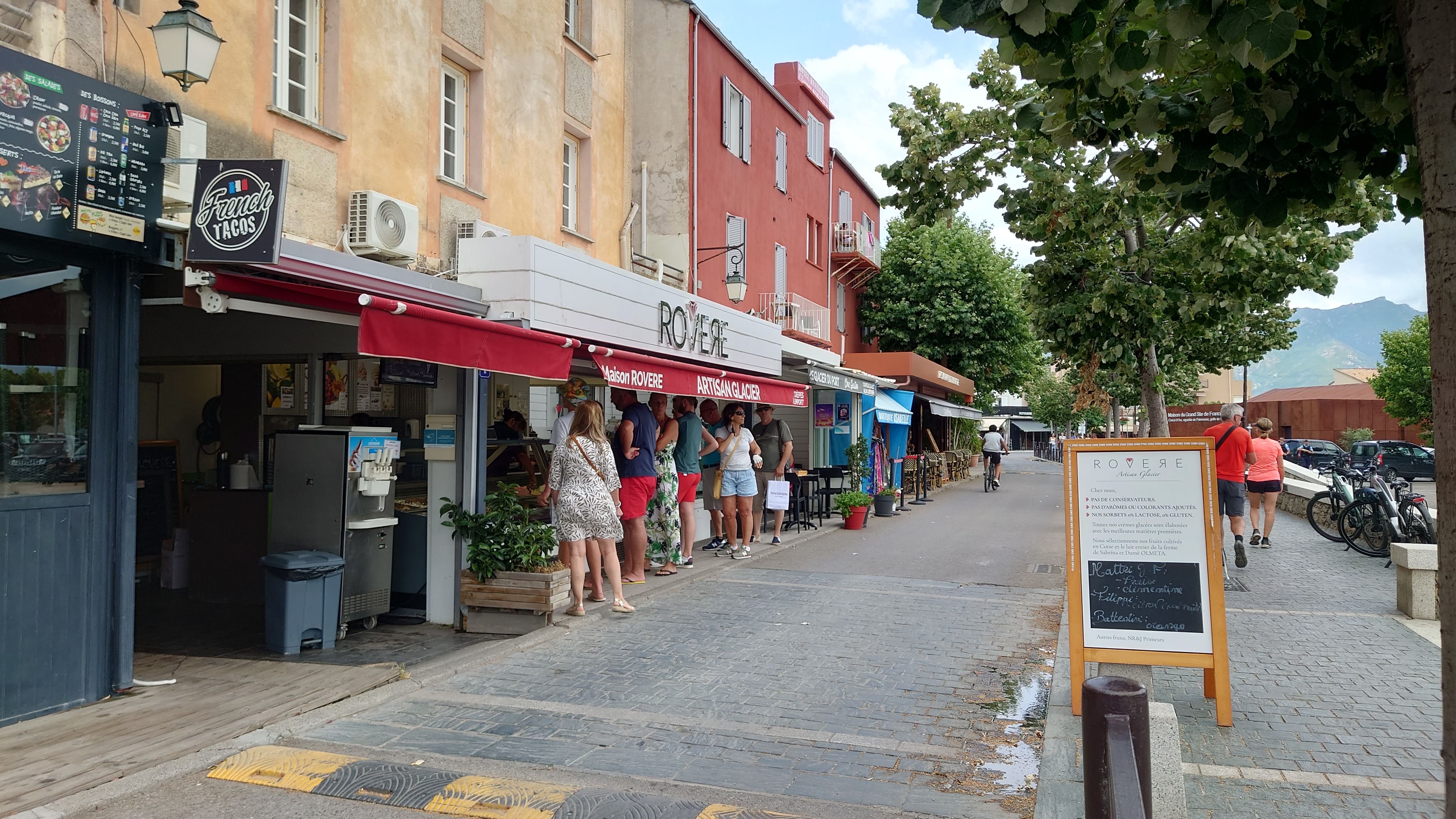 L’une des rues principales de Saint-Florent, quasiment déserte à quelques jours des vacances d’été.