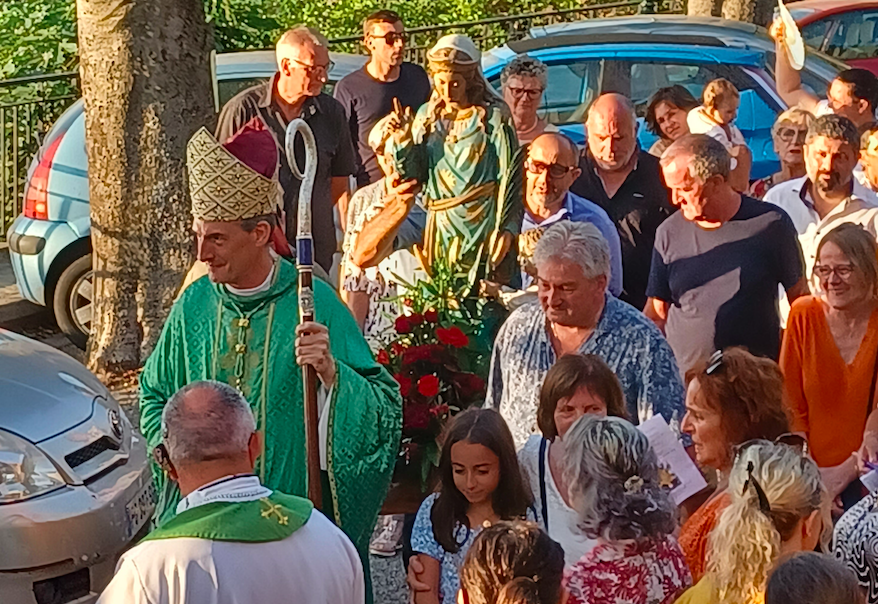 Monseigneur Bustillo pendant la procession de Saint Quilicus