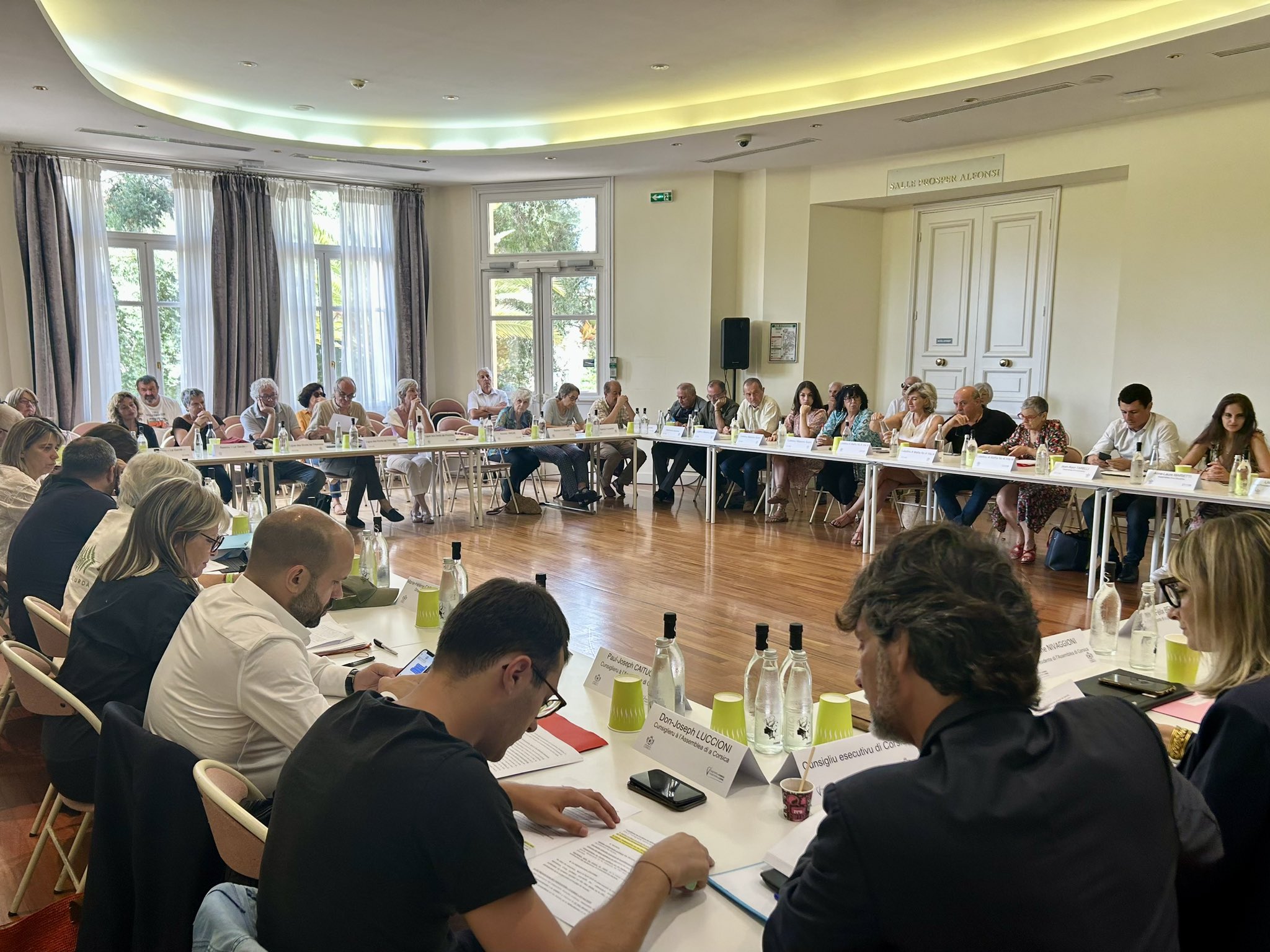 La restitution du travail des cinq ateliers issus de la résolution sur les « dérives mafieuses » a eu lieu le 26 juillet dernier dans les locaux de la Collectivité de Corse à Ajaccio (Photo : Twitter Gilles Simeoni)