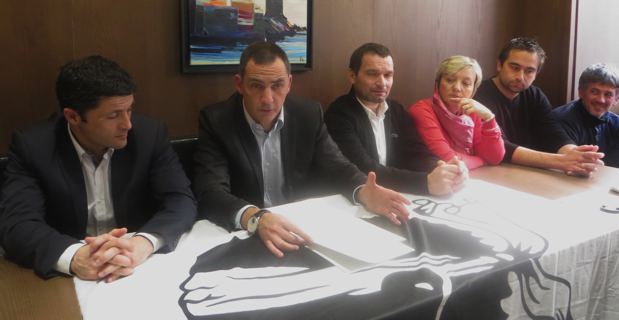 Gilles Simeoni, leader d'Inseme per a Corsica, conseiller territorial et maire de Bastia, entouré de Jean-Félix Acquaviva, maire de lozzi, de Hyacinthe Vanni, conseiller territorial Femu a Corsica, et de Jean-Baptiste Arena, maire-adjoint de Patrimoniu. Etaient, également, présents des élus et des militants venus de toute l’île, notamment Dominique Villard-Angeli, conseillère municipale de Prunelli-di-Fiumorbu, Guy Profizi, Anne-Laure Santucci, Ange Pastinelli, Marceau Simeoni et Marie-Madeleine Molini.