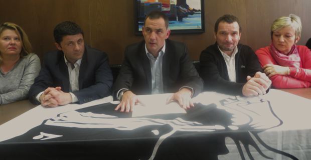 Gilles Simeoni, entouré de D. Villard-Angeli, de Jean-Félix Acquaviva, de Hyacinthe Vanni et d'Anne-Laure Santucci.