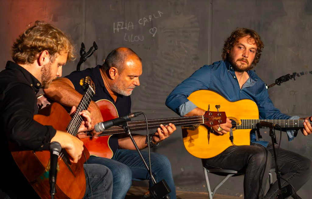 Fanou Torracinta, accompagné de son frère Nicolas et du bassiste Jean Castelli