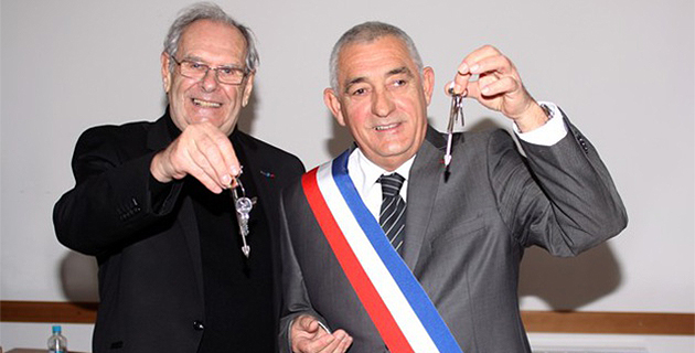 Jean-Jo Allegrini-Simonetti récupère les clefs de la mairie de L'Ile-Rousse
