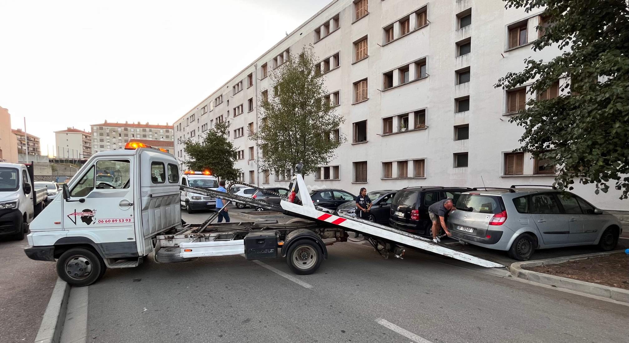 Onze véhicules épaves ont été enlevés ce matin dans le quartier des Cannes à Ajaccio