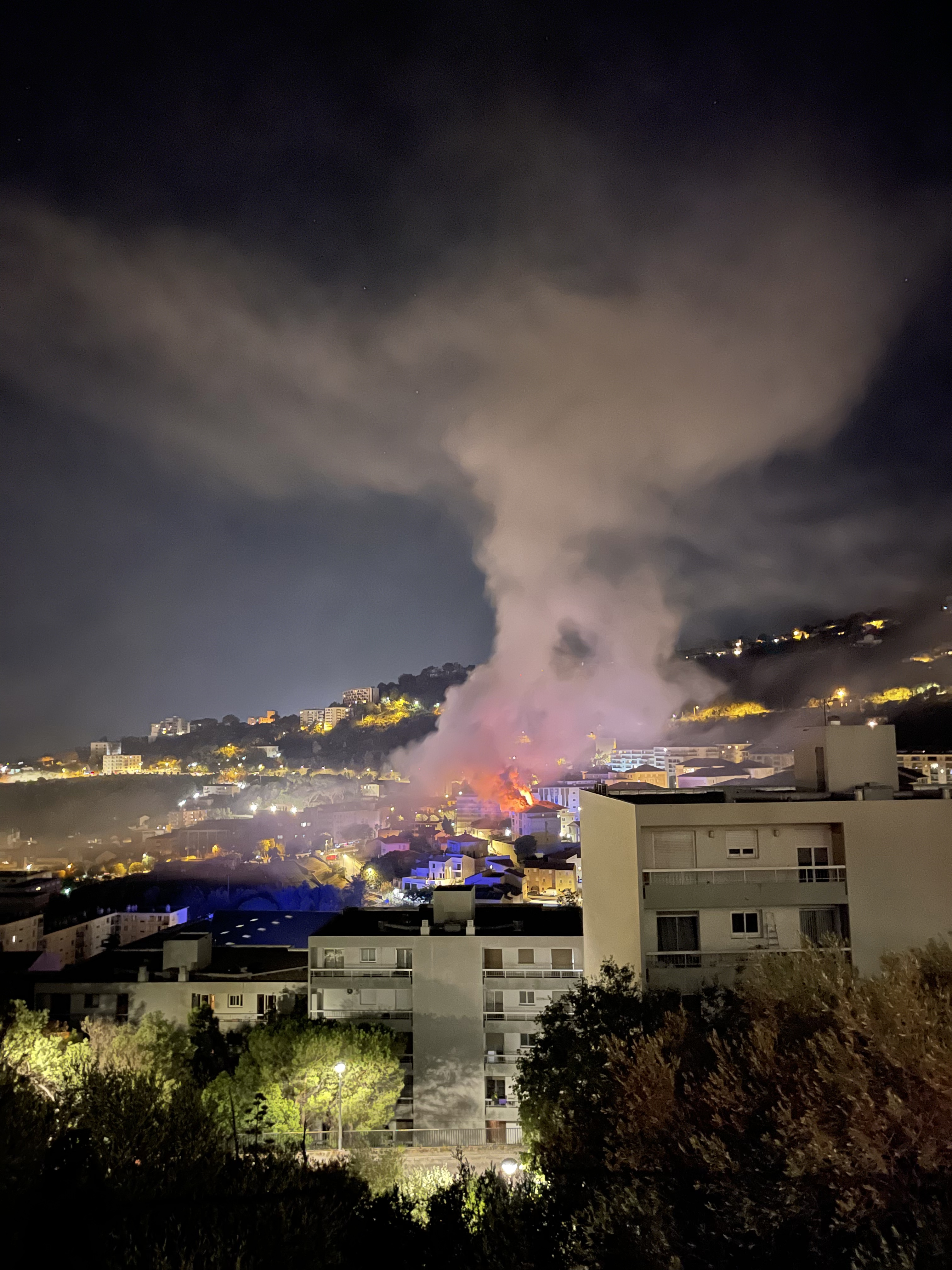 VIDEO - Bastia : violent incendie sur le toit d'une résidence de la vallée du Fangu