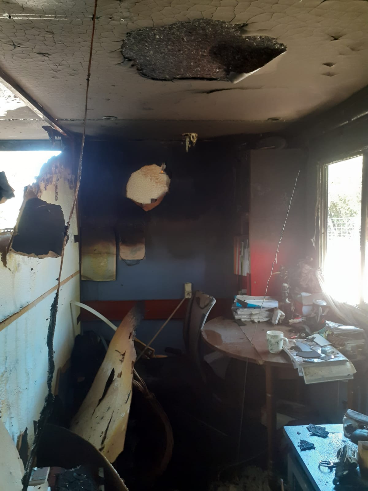 L'intérieur du mobil-home après l'incendie.