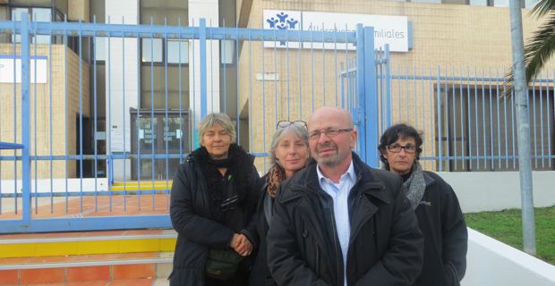 Le Dr Antoine Grisoni, président de l’Union régionale des professions de santé-médecins libéraux, entouré de médecins libéraux devant le siège de la CPAM à Bastia où s'est enfermé le Dr François Benedetti.