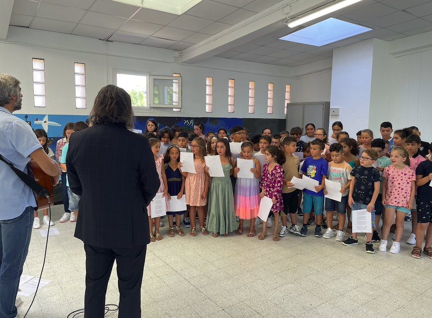 Les élèves de l'école Campanari interprètent leur chanson à l'occasion de la rentrée des classes, le 4 septembre 2023.