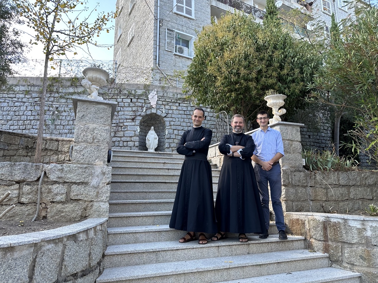 Le nouveau curé de Porto-Vecchio, Don Thibault (au centre), accompagné de Don Pierre-Emmanuel (à gauche), et de Stanislas, séminariste (à droite).