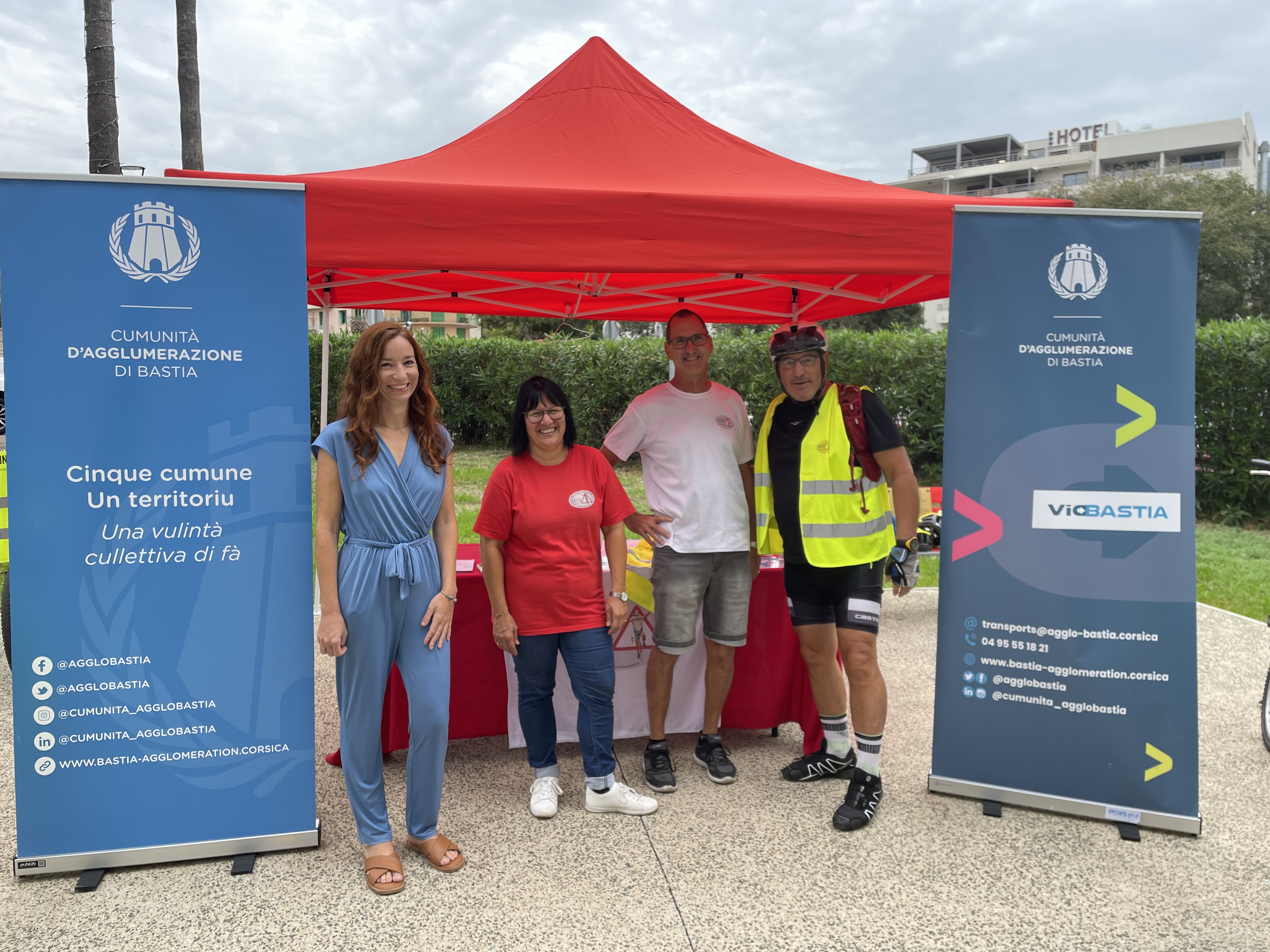 Leslie Pellegri, vice-présidente de la CAB, en charge de la transition écologique, Françoise Lippini, directrice de Un vélo, une vie, Gilbert Lippini et Louis Vignaroli, bénévoles à l'association, lors de cette journée de la mobilité organisée par la CAB.