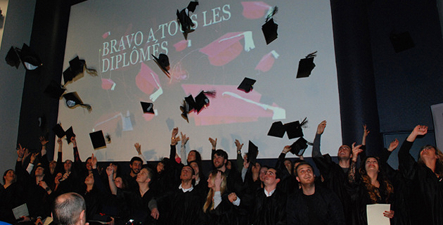 Comme le veut la tradition, les diplômés ont fait voler leurs motarboard