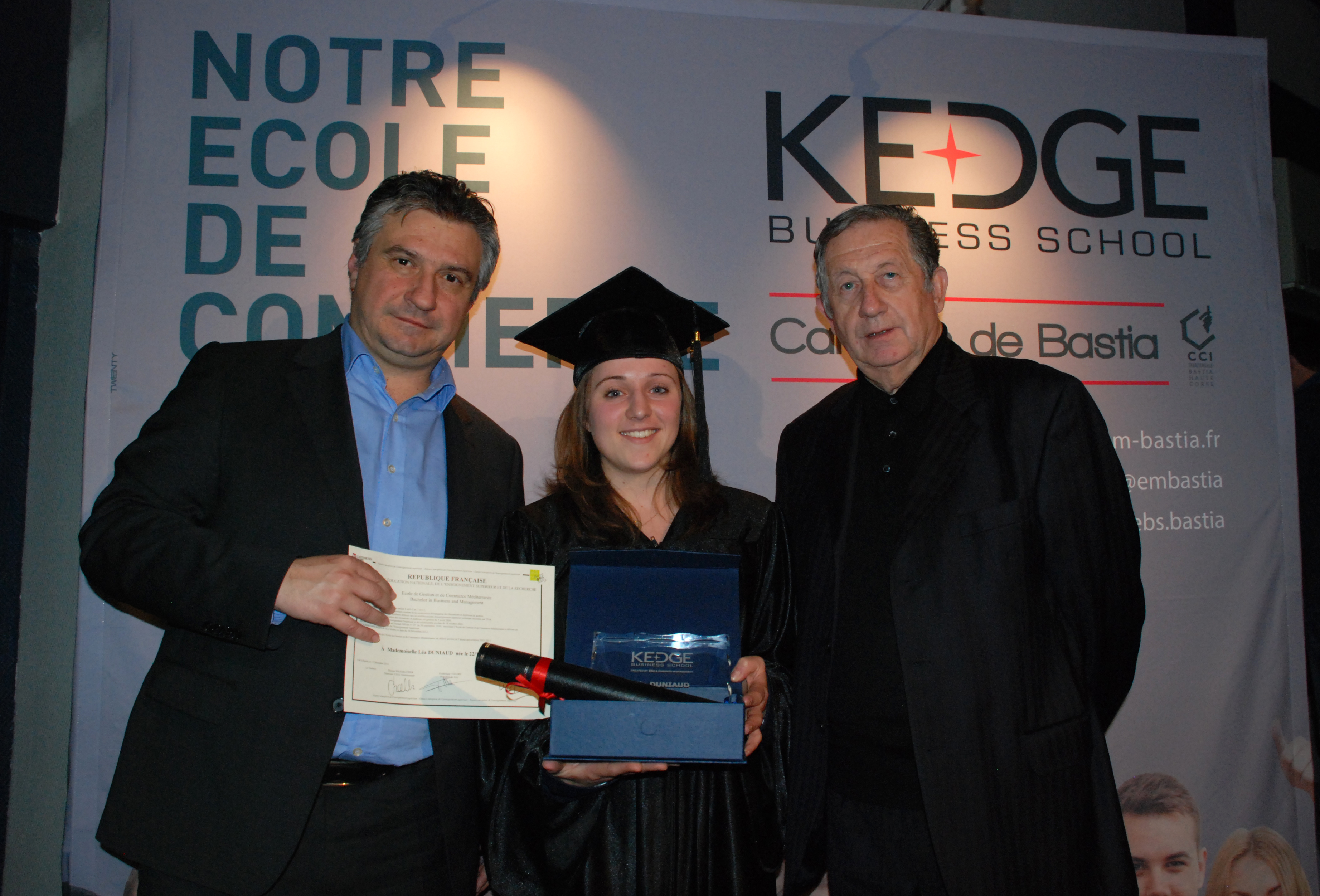 Jean-François Paoli, Président de la commission formation, Léa Duniaud major de promotion KEDGE Bachelor et le Président de la CCI Paul Trojani