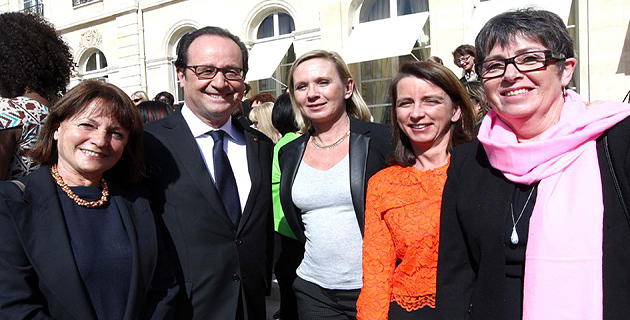 Marie-Ange Susini (à gauche) et  Sandrine Ceccaldi, Marie-Claude Scarbonchi et Sandrine Marfisi entourant le président de la Républqiue © Présidence de la République – L.Blevennec