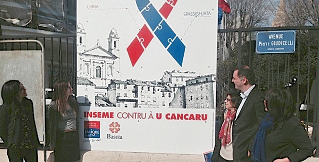 Présenté par Gilles Simeoni, le panneau « Bastia se ligue contre le cancer » restera affiché 6 mois devant la mairie