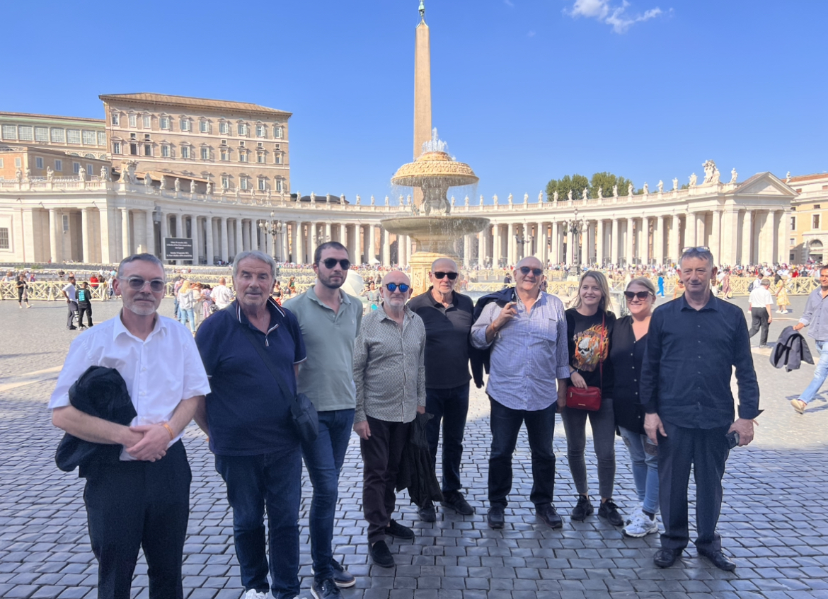 Des pèlerins corses sur la place Saint-Pierre
