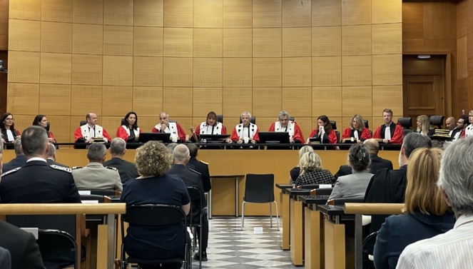 Hélène Davo, la présidente de la Cour d'appel de Bastia (au centre) entourée des nouveaux magistrats lors de l'audience solennelle du 29 septembre.