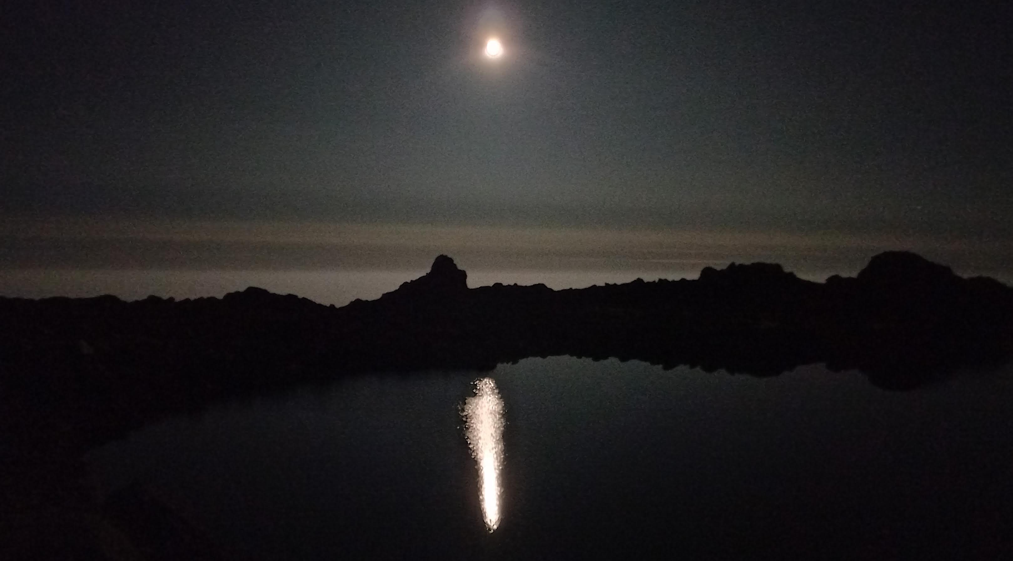 La photo du jour : le lac de Bastani la nuit