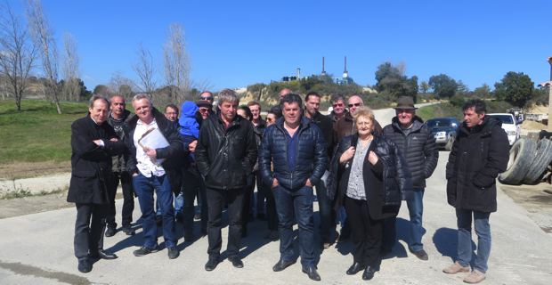 Christian Orsucci, maire de Tallone, entouré de maires et de représentants des communautés de communes de la région.