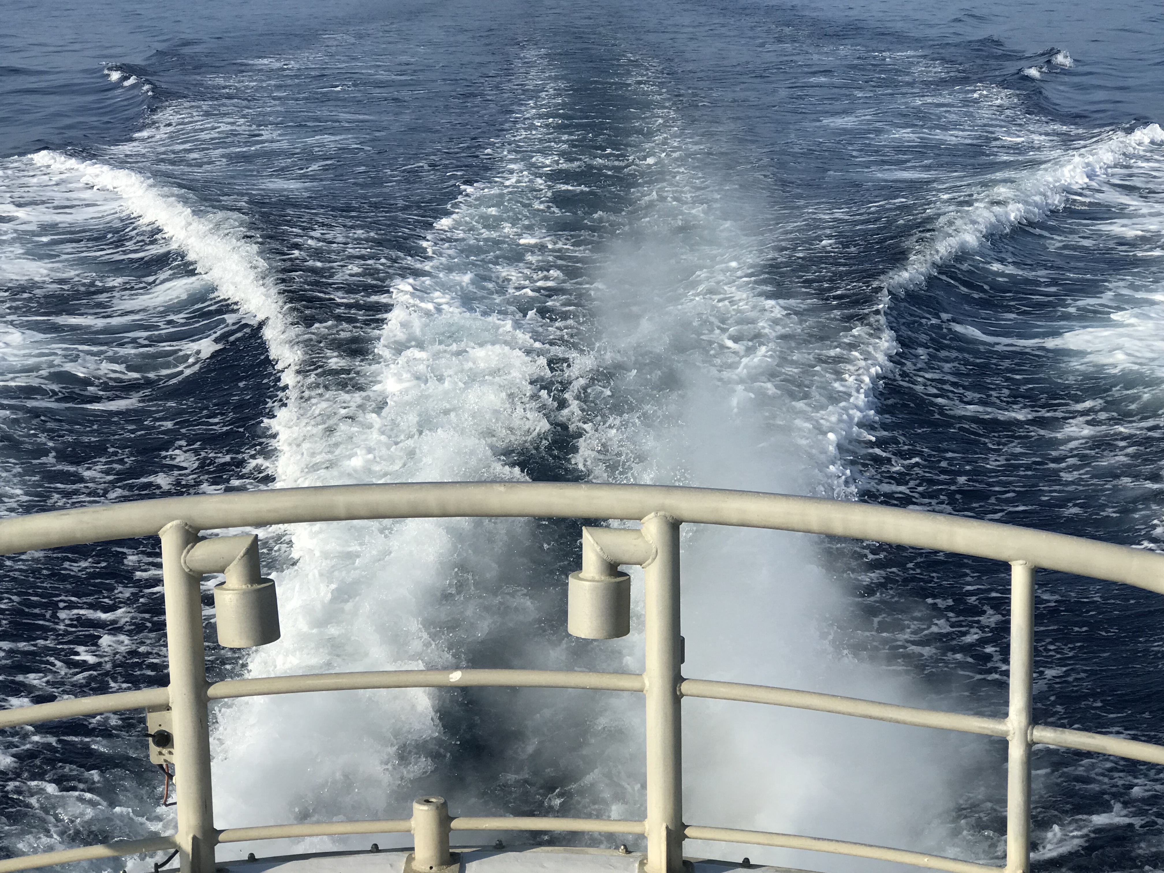 De la fumée à l'arrière de notre bateau... Ouf, sans gravité !