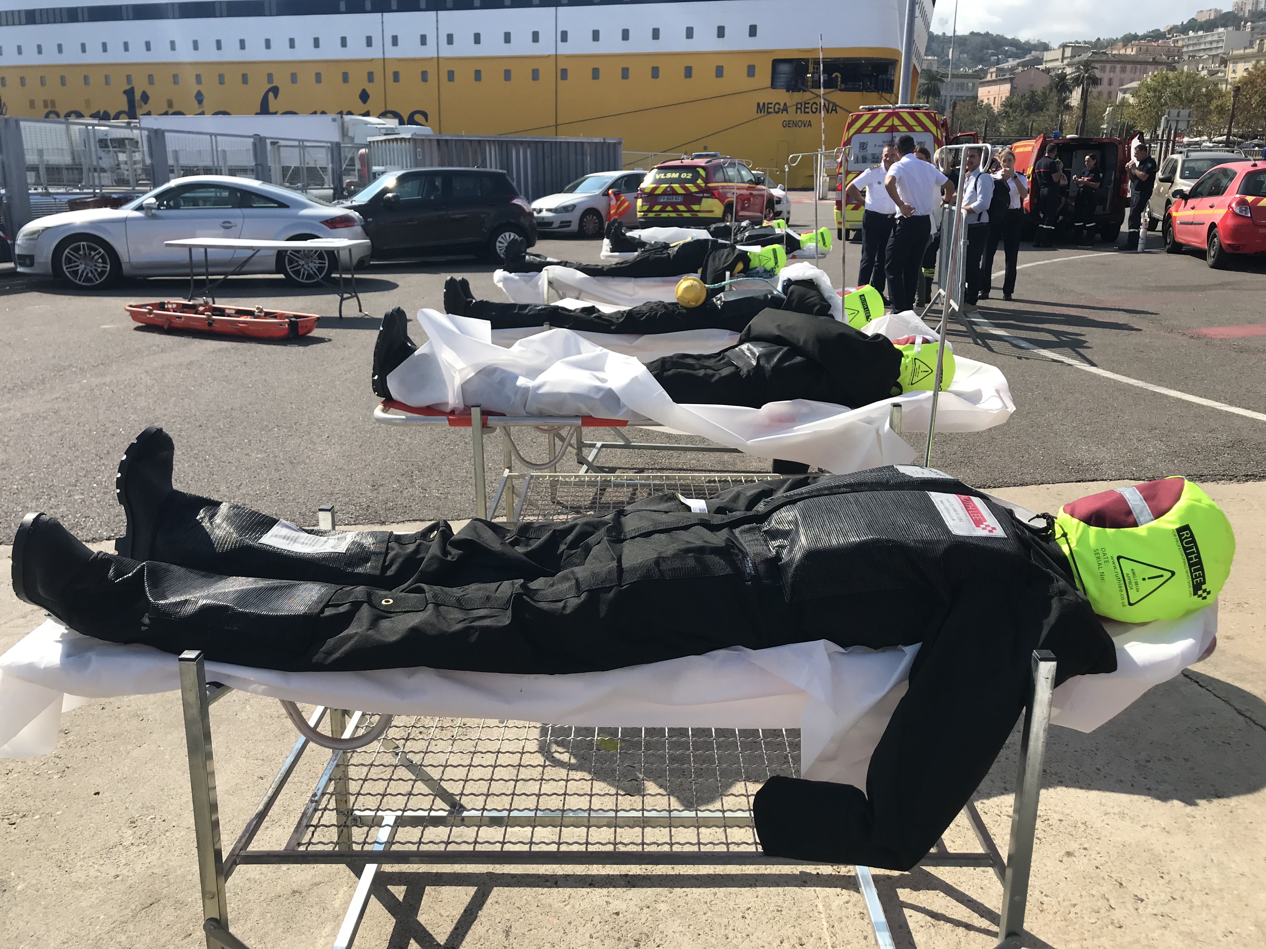Les mannequins représentant les victimes sont alignés sur le quai du port de commerce de Bastia.