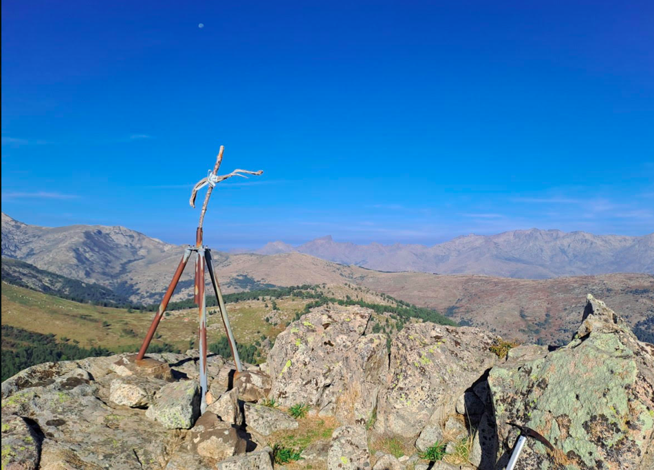 Le Forcelle avec son point géodésique coiffé d’une petite croix en bois qui domine le plateau d’Alzo. Crédit photo Yann Guedon
