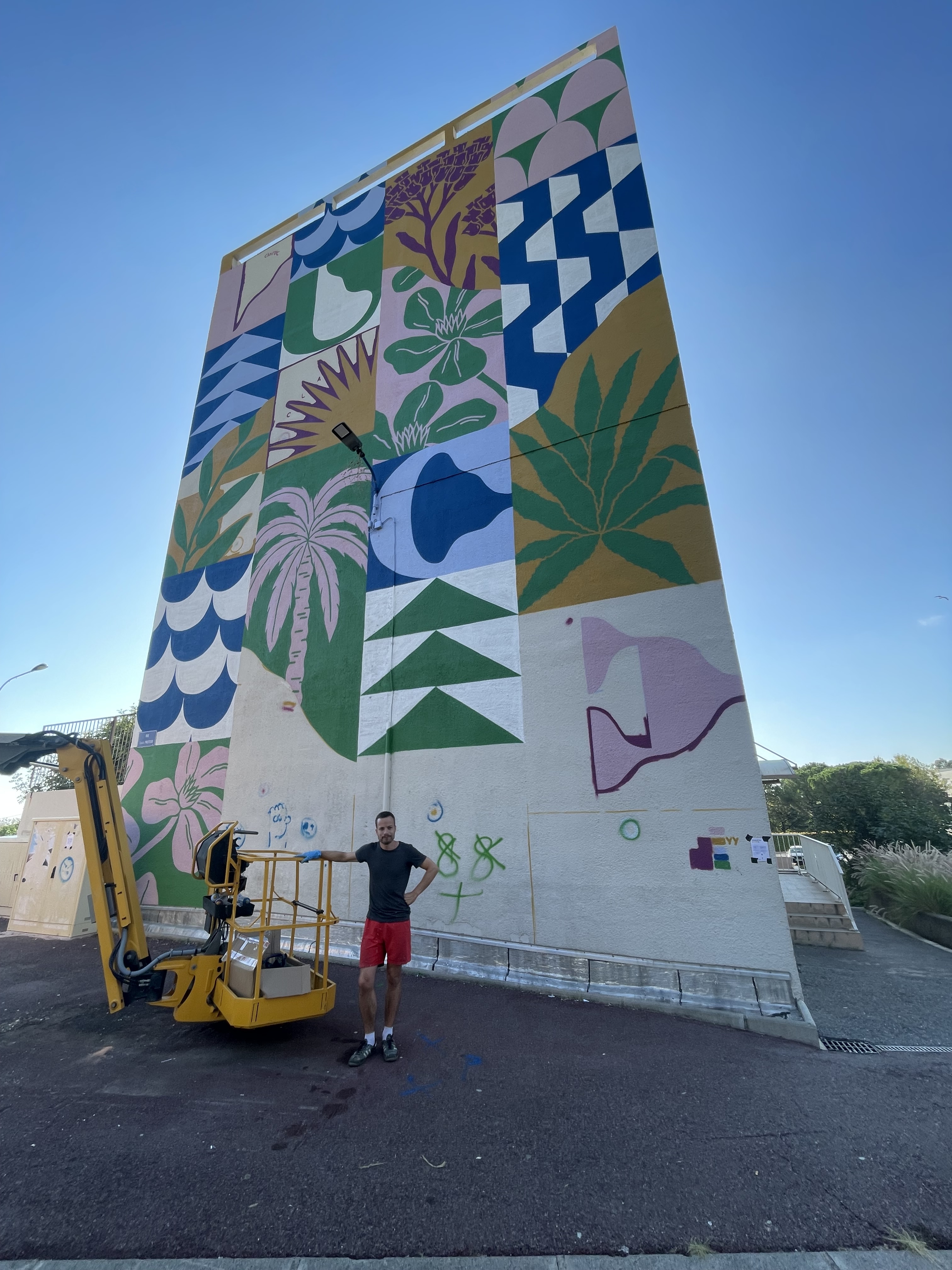 Seb Toussaint au pied de son oeuvre.