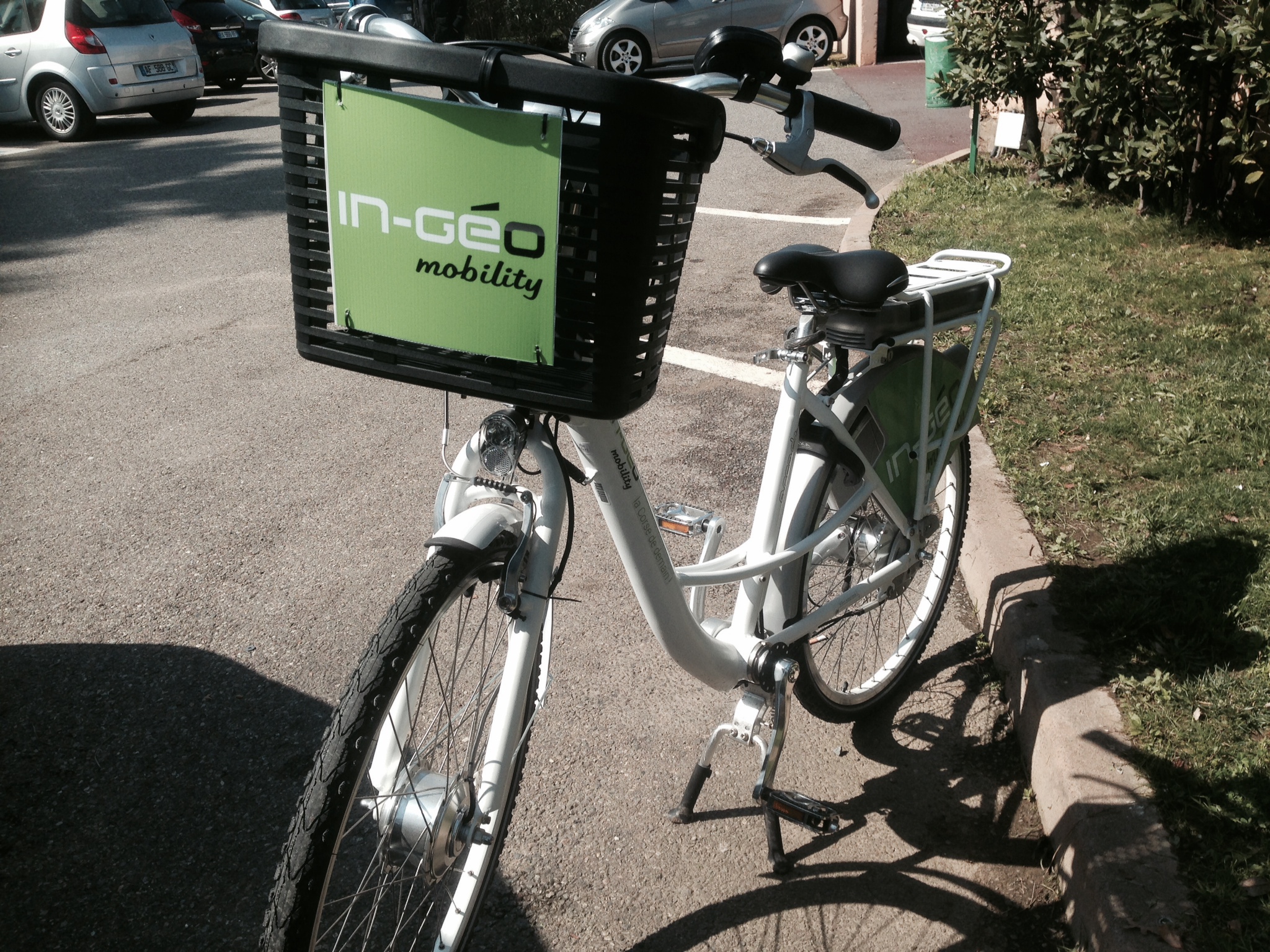 Six vélos électriques, rechargés à l’énergie solaire, seront bientôt disponibles