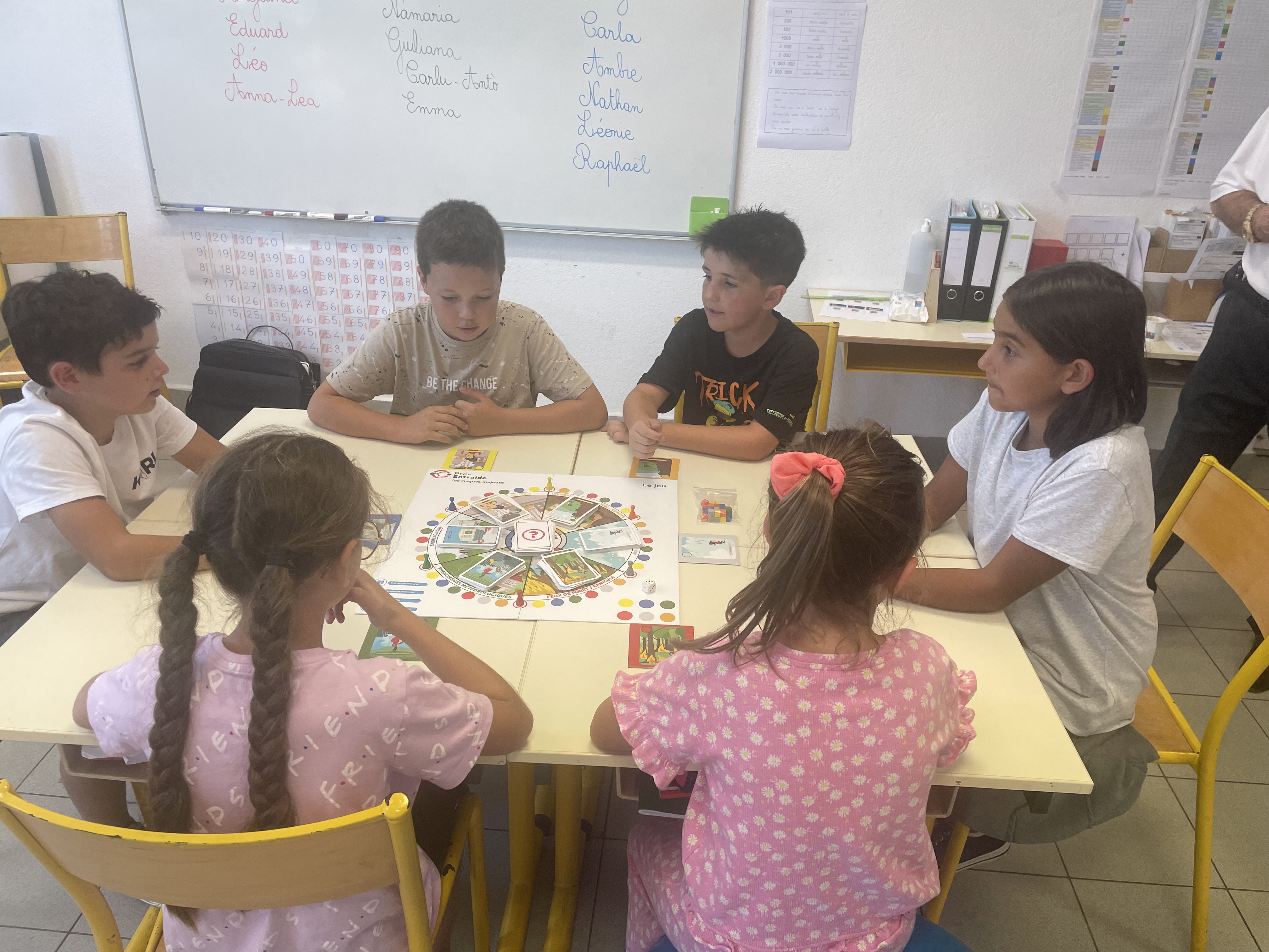 Le jeu PrévEntraide permet de sensibiliser de manière ludique les jeunes aux risques majeurs.