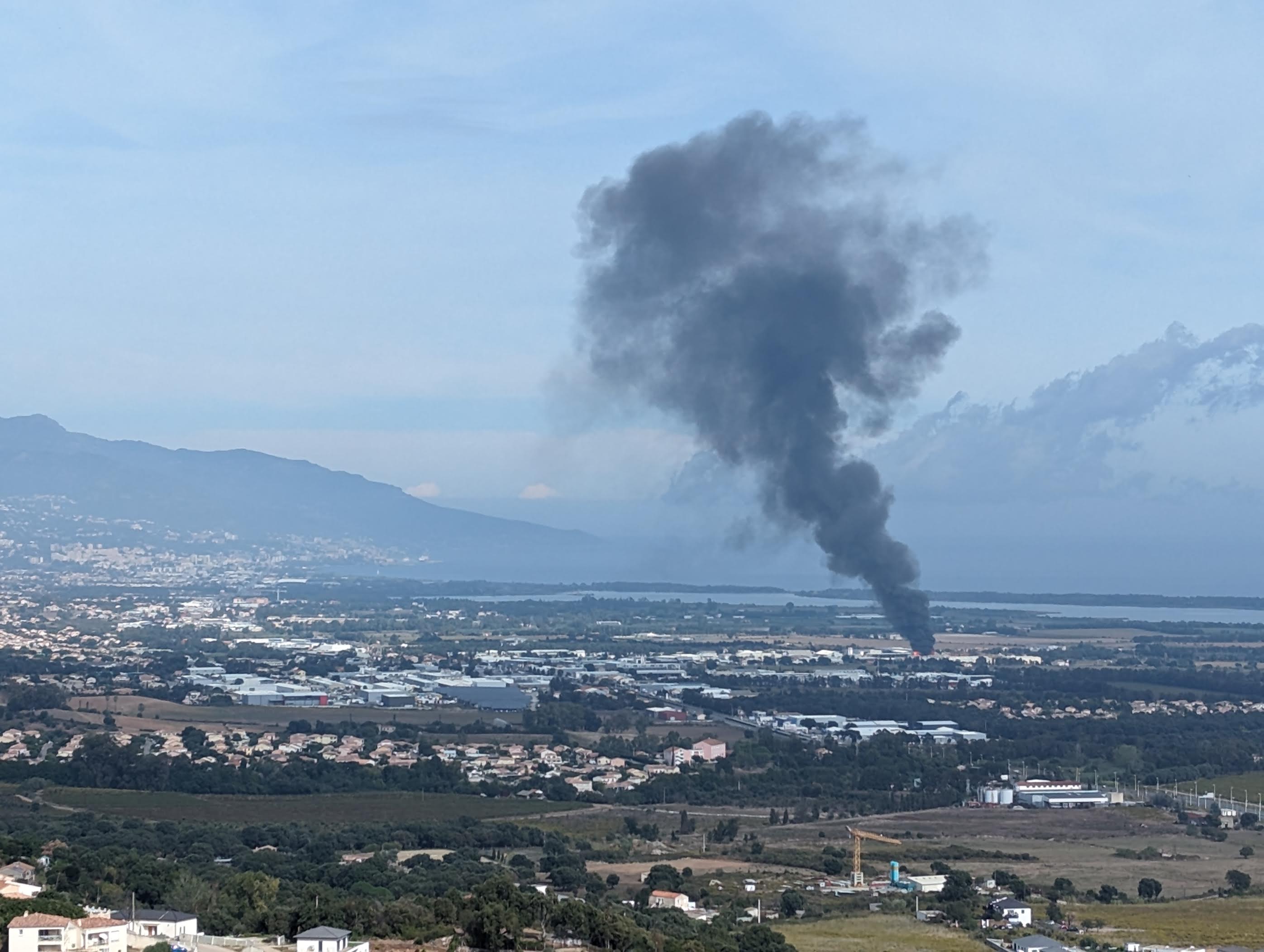 L'énorme panache de fumée occasionné par l'incendie était visible de loin (Photo Jacques Barrière)