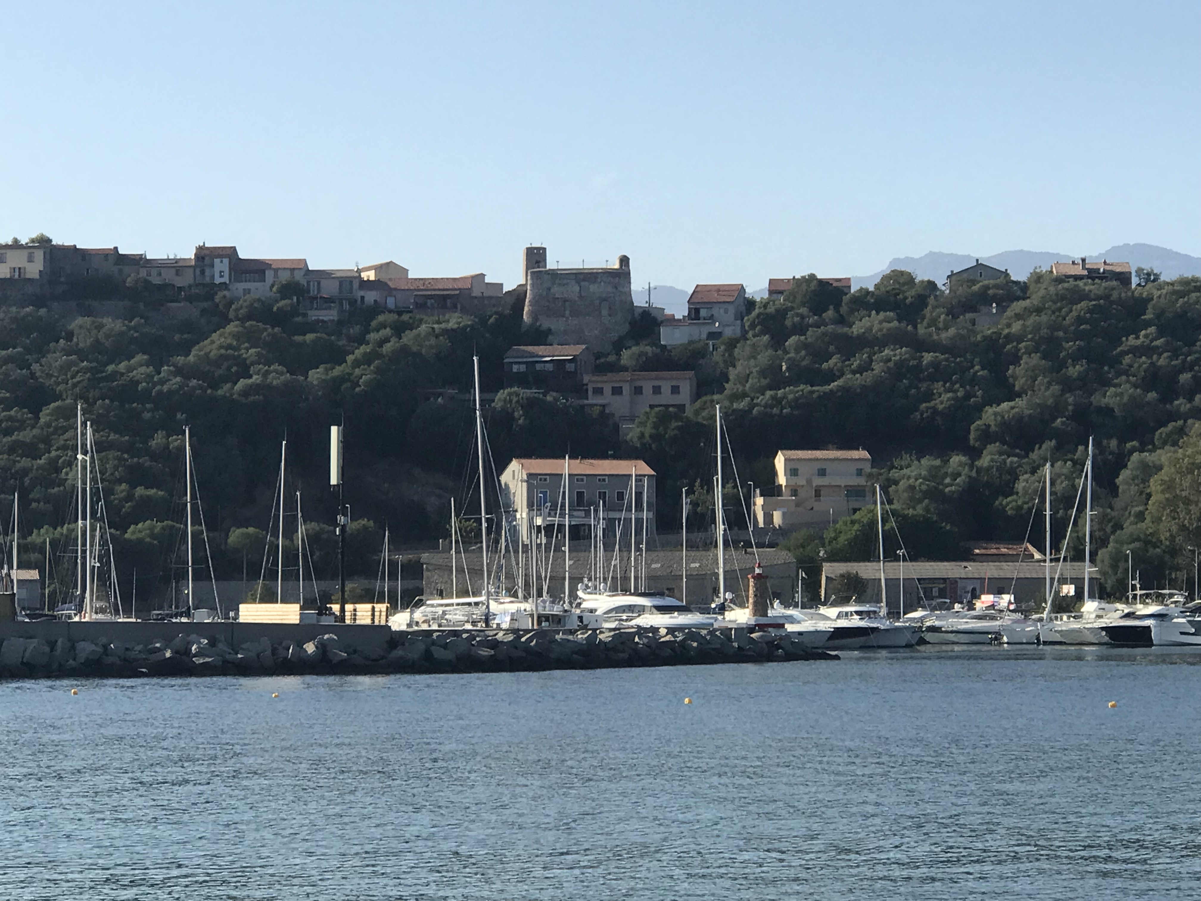 L'ascenseur urbain, en réflexion, relierait le port de plaisance à la ville haute de Porto-Vecchio.