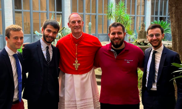 Le cardinal Bustillo avec 4 séminaristes