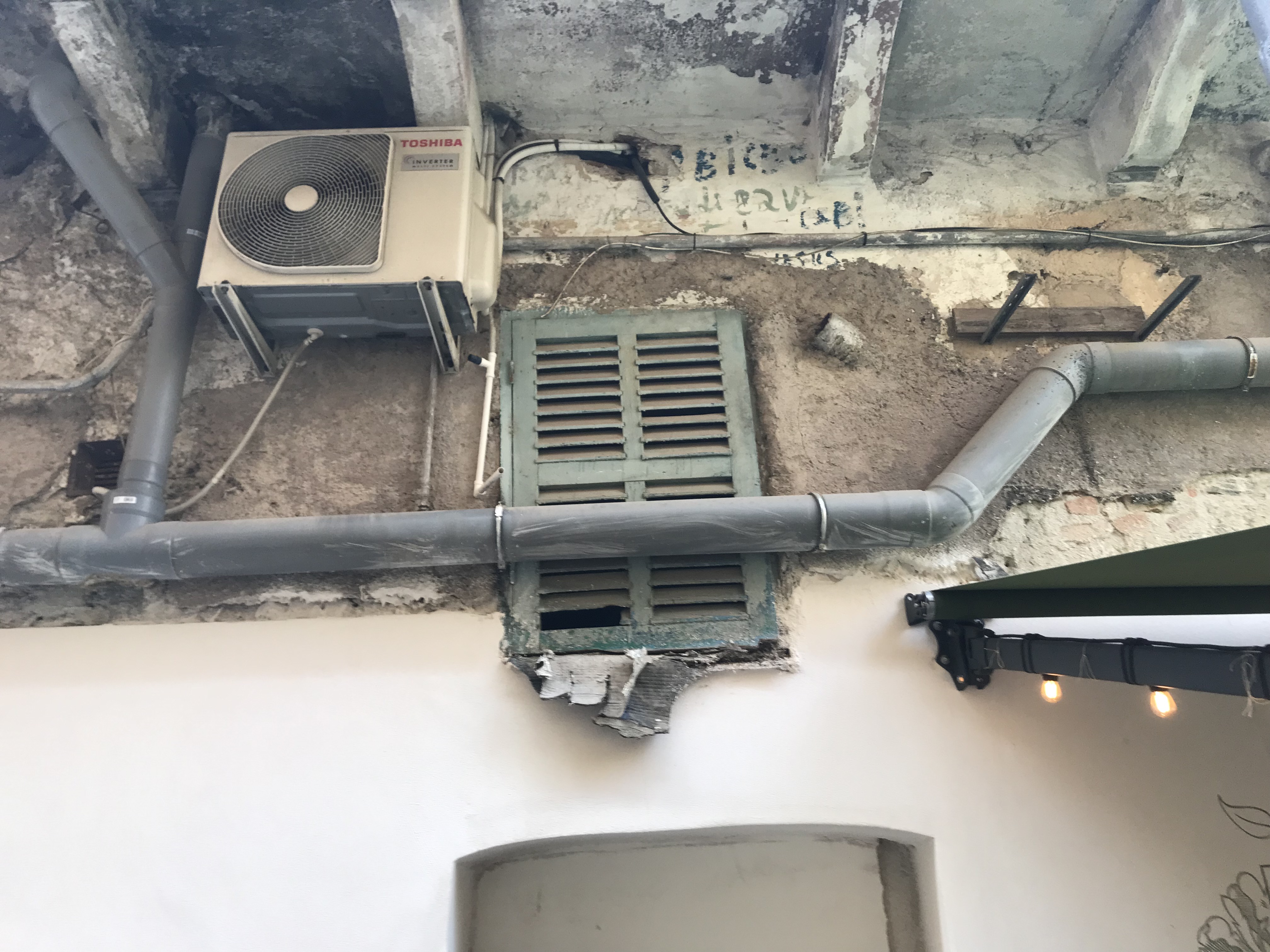 Cette canalisation n'a même pas pris la peine de contourner le volet de ce bien sans maître !